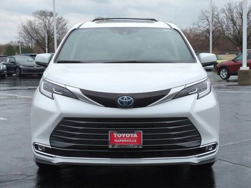 Used 2025 Toyota Sienna Limited image 4