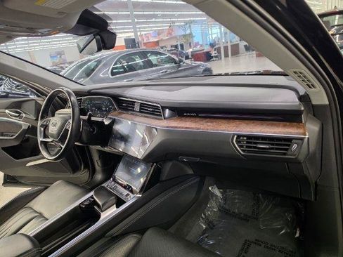 Used 2019 Audi e-tron Prestige w/ Prestige Package AWD/4WD image 8