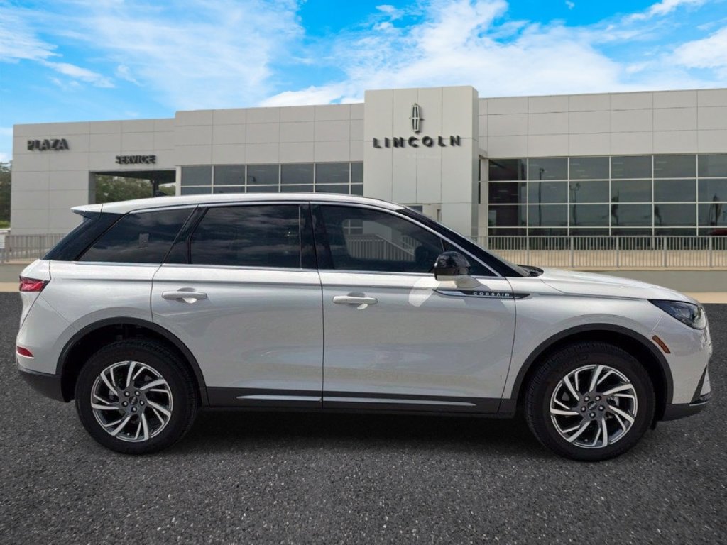 Used 2024 Lincoln Corsair FWD image 2