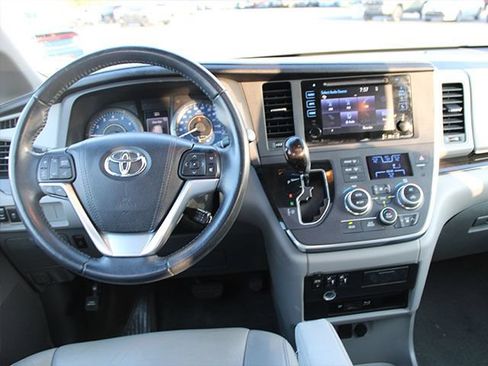 Used 2015 Toyota Sienna XLE Premium FWD image 11
