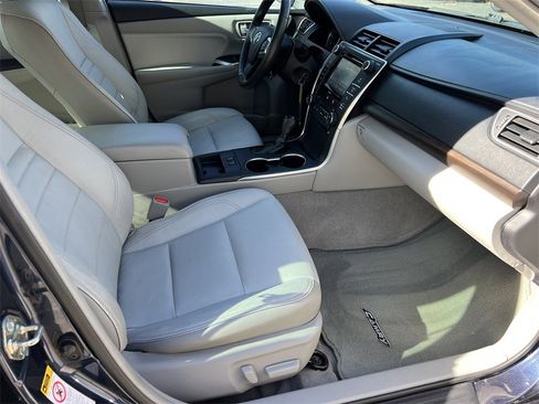 Used 2017 Toyota Camry XLE image 10