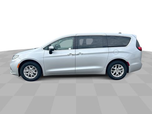 Used 2023 Chrysler Pacifica Touring-L FWD image 6