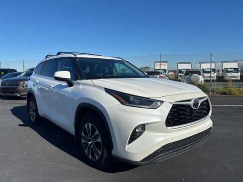 Used 2021 Toyota Highlander XLE AWD/4WD image 1