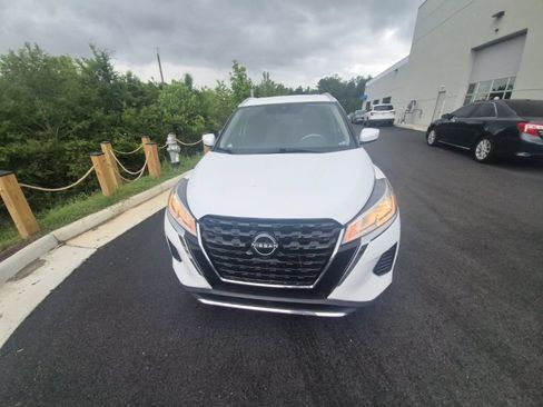 Used 2022 Nissan Kicks SV FWD image 2