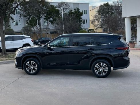 Used 2024 Toyota Highlander XLE image 3