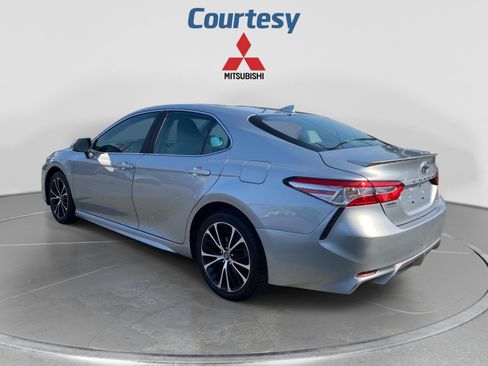 Used 2020 Toyota Camry SE w/ Carpet Mat Package FWD image 4