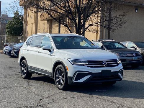Certified 2022 Volkswagen Tiguan SE w/ Panoramic Sunroof Package image 1