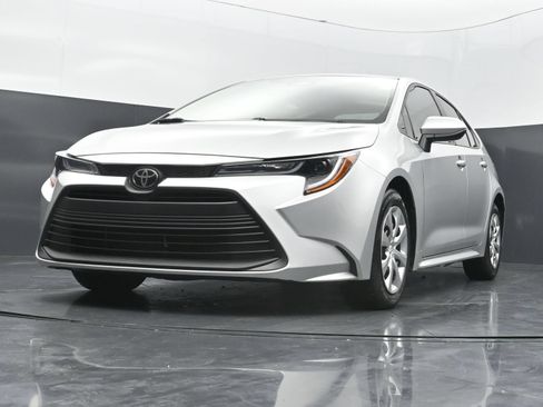Used 2025 Toyota Corolla LE FWD image 35