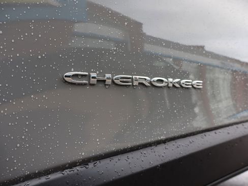 Used 2020 Jeep Cherokee Latitude Plus w/ Cold Weather Group AWD/4WD image 8