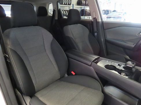 Used 2023 Nissan Rogue SV image 6