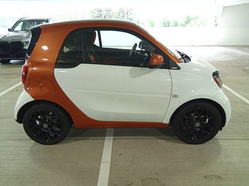 Used 2016 smart fortwo passion RWD image 4