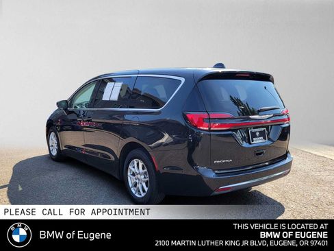 Used 2023 Chrysler Pacifica Touring-L FWD image 5