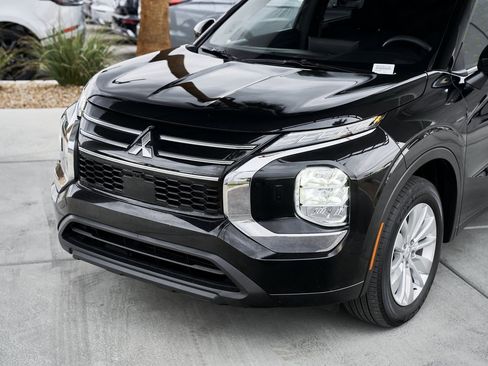 Used 2025 Mitsubishi Outlander ES image 5