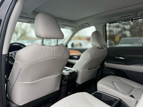 Certified 2025 Toyota Grand Highlander AWD image 17