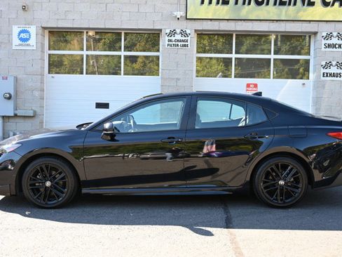 Used 2025 Toyota Camry SE image 3