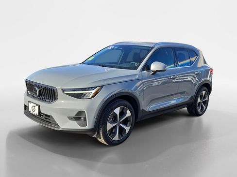 Certified 2025 Volvo XC40 B5 Plus image 2