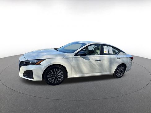 Used 2025 Nissan Altima 2.5 SV image 8