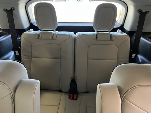 Used 2025 Lincoln Aviator AWD w/ Jet Appearance Package image 16