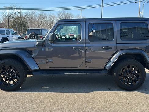 Used 2025 Jeep Wrangler Sahara image 4