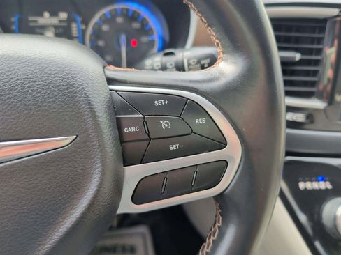 Used 2017 Chrysler Pacifica Touring-L image 22