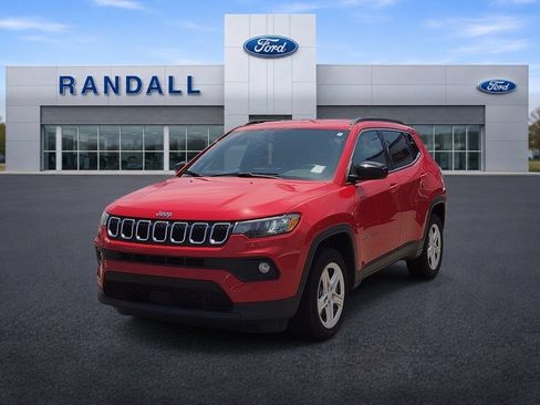 Used 2024 Jeep Compass Latitude AWD/4WD image 2