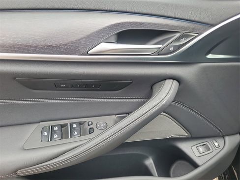 Used 2022 BMW 530e xDrive 530e iPerformance w/ Premium Package image 17