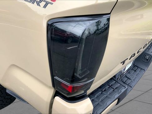 Used 2018 Toyota Tacoma TRD Sport w/ Technology Package AWD/4WD image 27