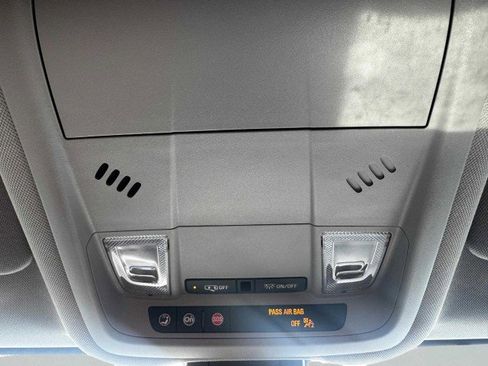 Used 2024 GMC Terrain SLE image 33