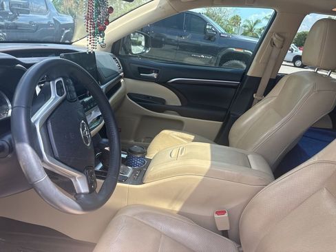 Used 2016 Toyota Highlander Limited FWD image 2