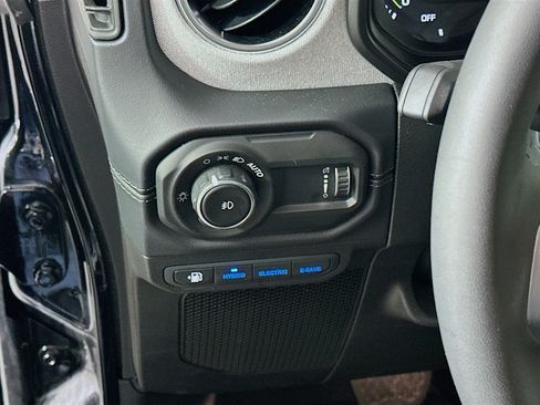 Used 2025 Jeep Wrangler Sahara image 16