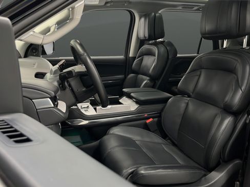Used 2025 Lincoln Navigator L Reserve AWD/4WD image 9