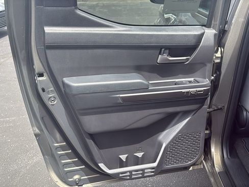 Used 2023 Toyota Highlander XLE AWD/4WD image 17