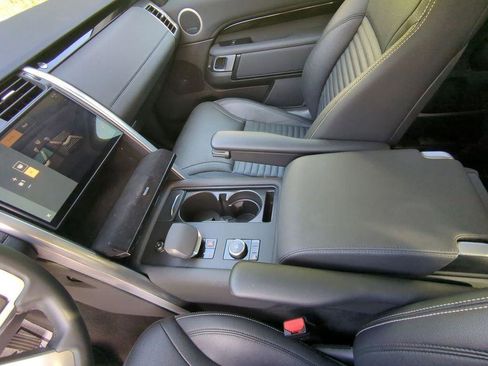 Used 2024 Land Rover Discovery S image 18