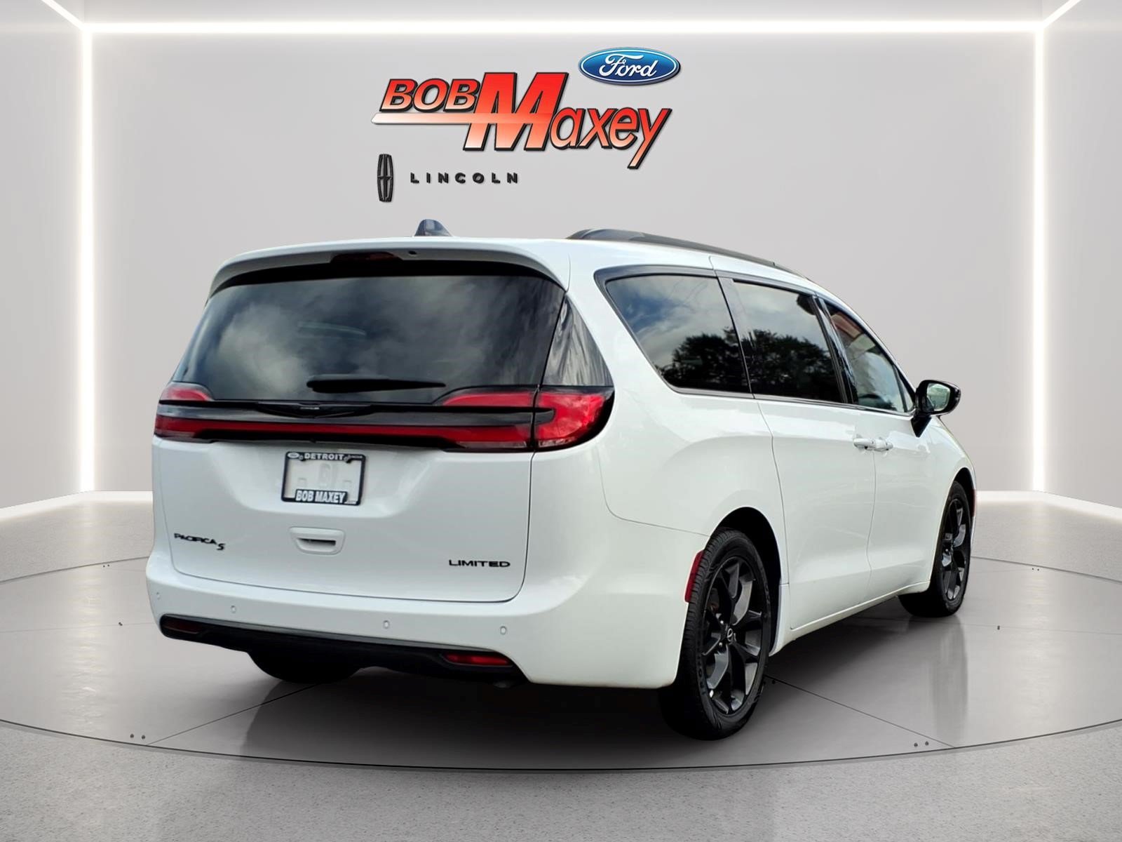 Used 2025 Chrysler Pacifica Limited FWD image 4