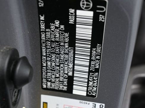 Used 2019 Toyota C-HR XLE FWD image 18