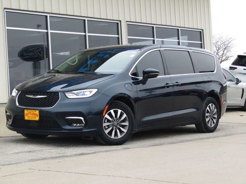 Used 2023 Chrysler Pacifica Touring-L image 12