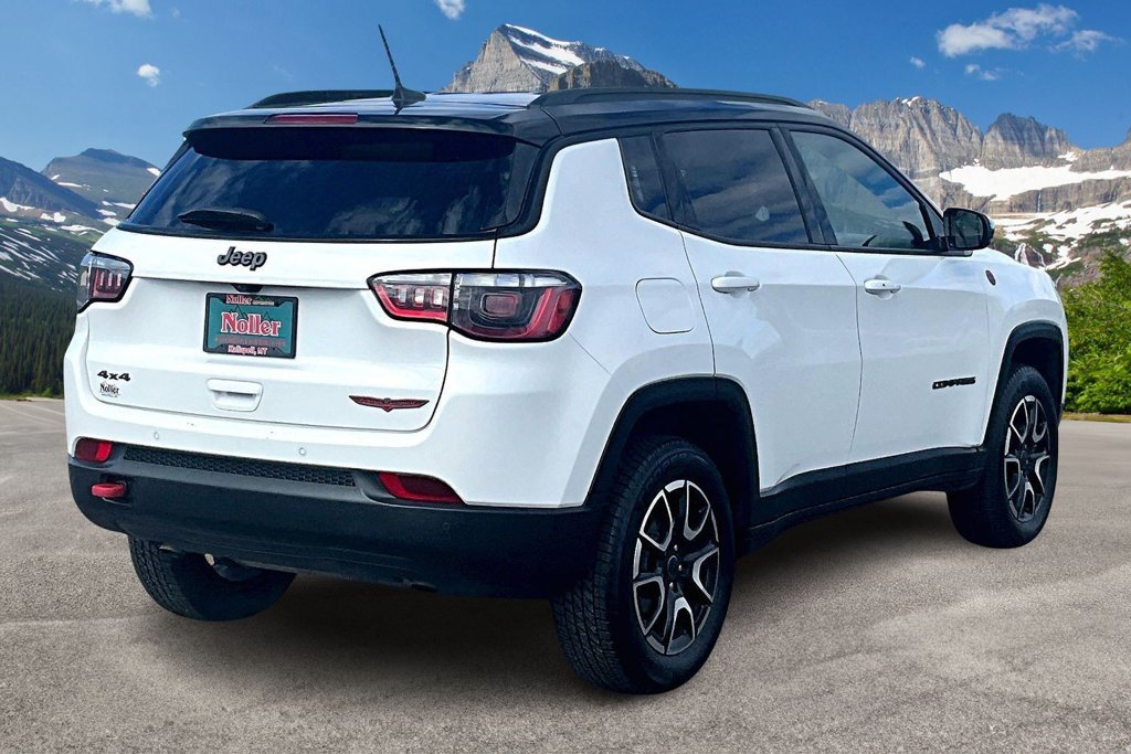 Used 2025 Jeep Compass Trailhawk AWD/4WD image 2