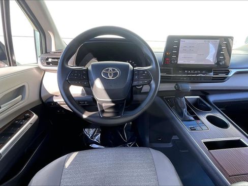 Used 2023 Toyota Sienna LE image 6