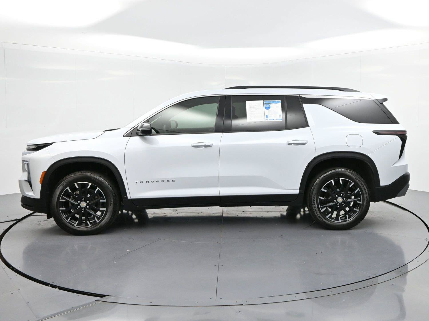 Used 2026 Chevrolet Traverse LT w/ Sun and Wheel Package FWD image 4