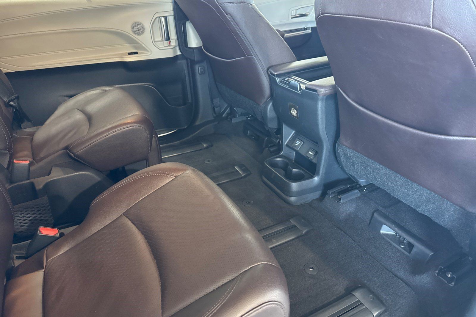 Used 2021 Toyota Sienna Platinum FWD image 33