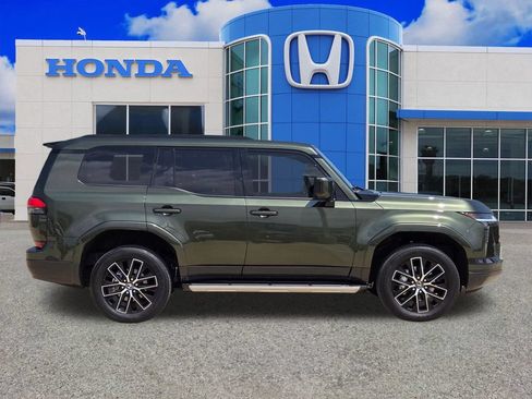 Used 2025 Lexus GX 550 w/ Accessory Package (2T) AWD/4WD image 2
