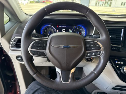 Used 2017 Chrysler Pacifica Touring-L Plus w/ Advanced Safetytec Group FWD image 17