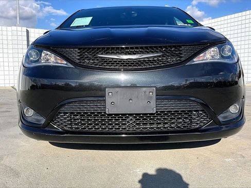 Used 2018 Chrysler Pacifica Touring-L w/ Premium Audio Group image 30