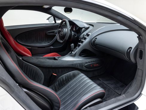 Used 2021 Bugatti Chiron Pur Sport image 30