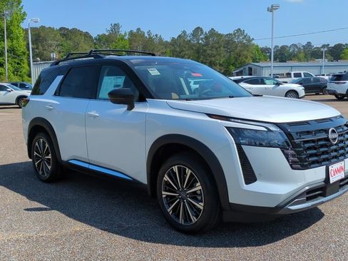 New 2026 Nissan Pathfinder Platinum FWD image 3