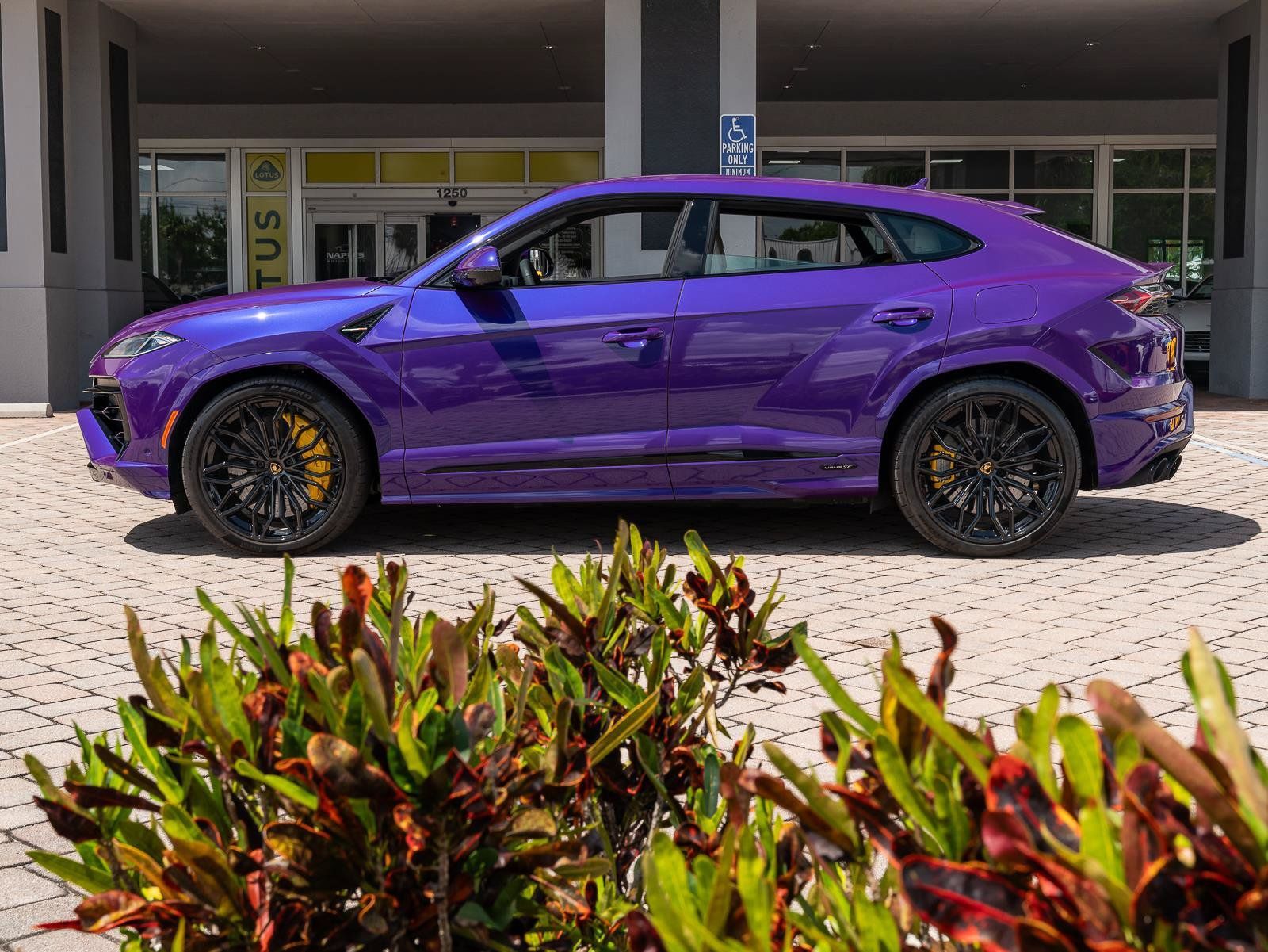 Used 2025 Lamborghini Urus SE AWD/4WD image 27