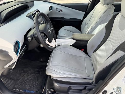 Used 2017 Toyota Prius Prime Plus w/ Preferred Accessory Package FWD image 24