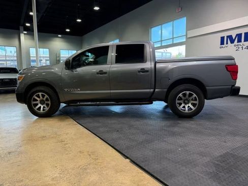 Used 2019 Nissan Titan S image 10