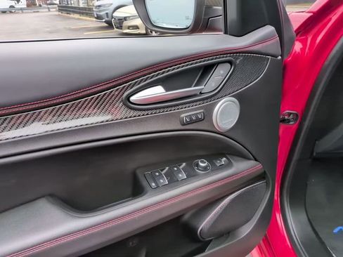 Used 2023 Alfa Romeo Stelvio Estrema image 19