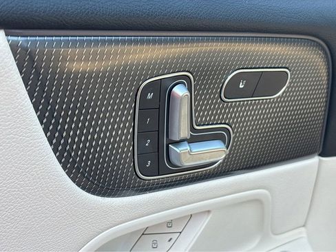 Used 2021 Mercedes-Benz GLB 250 4MATIC image 22